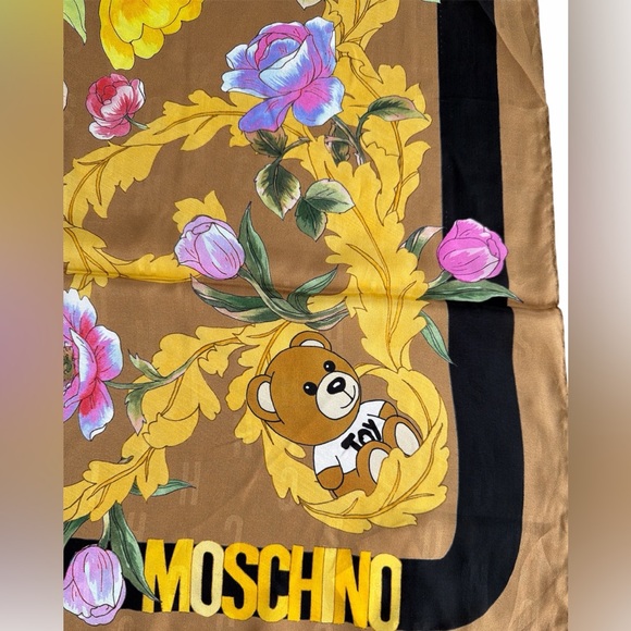 💗🌷🌷💗 MOSCHINO SILK SQUARE SCARF - Picture 2 of 10